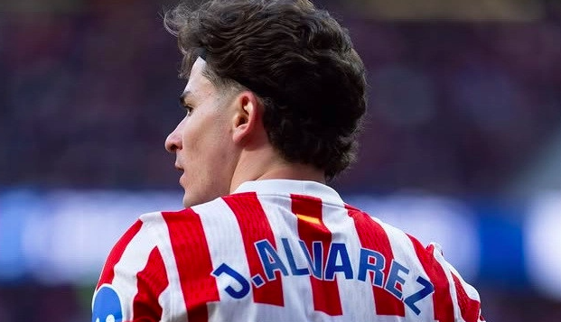 ฮูเลียน อัลวาเรซ วิกฤตฟอร์มการเล่นและความไม่ลงรอยกับระบบ