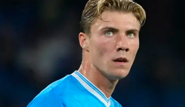 ราสมุส ฮอยลุนด์ ออปชัน "ซื้อขาด" ที่อาจทำปิศาจแดงน้ำตาตก